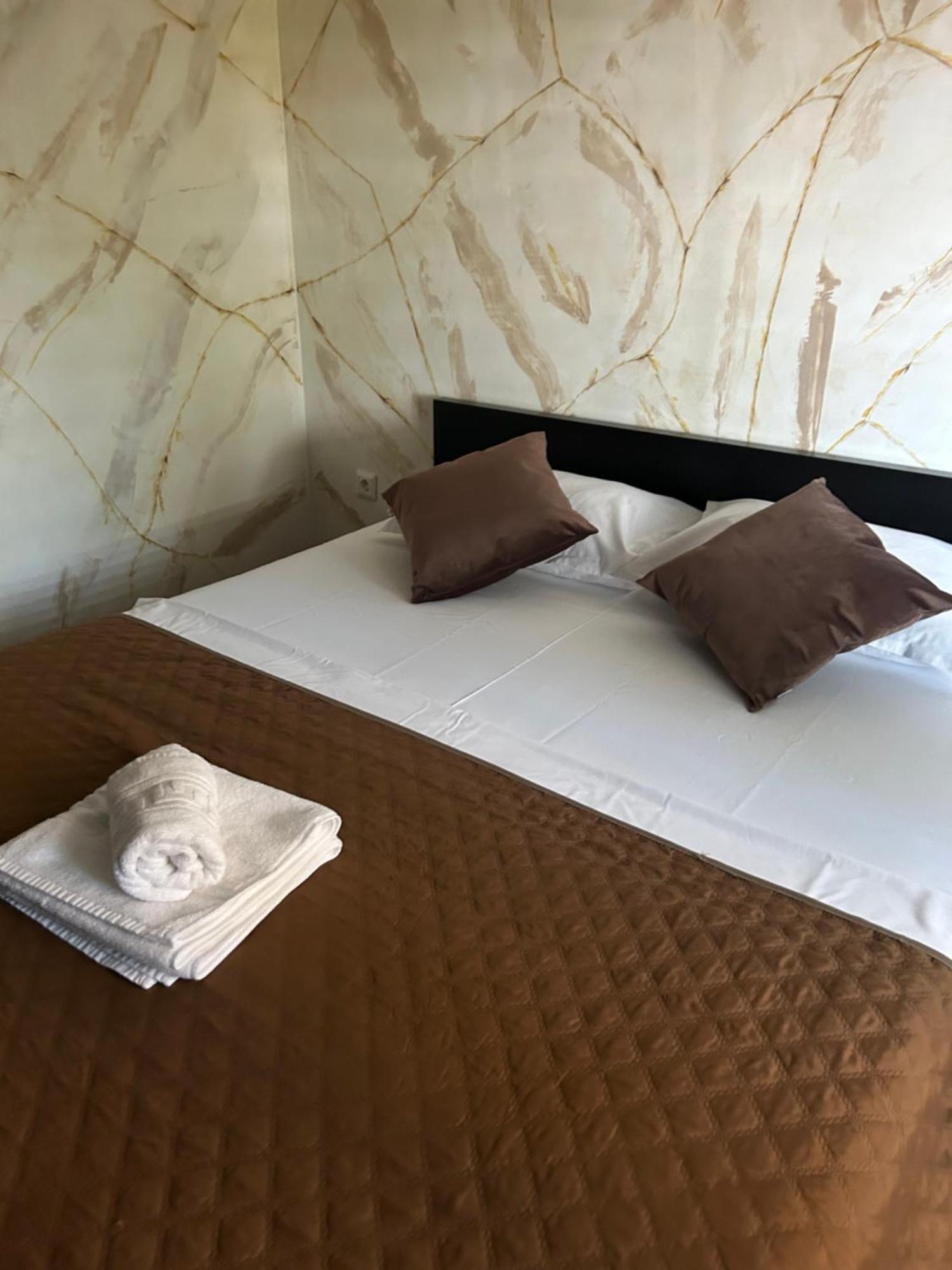 Guest House Târgu Jiu Екстериор снимка