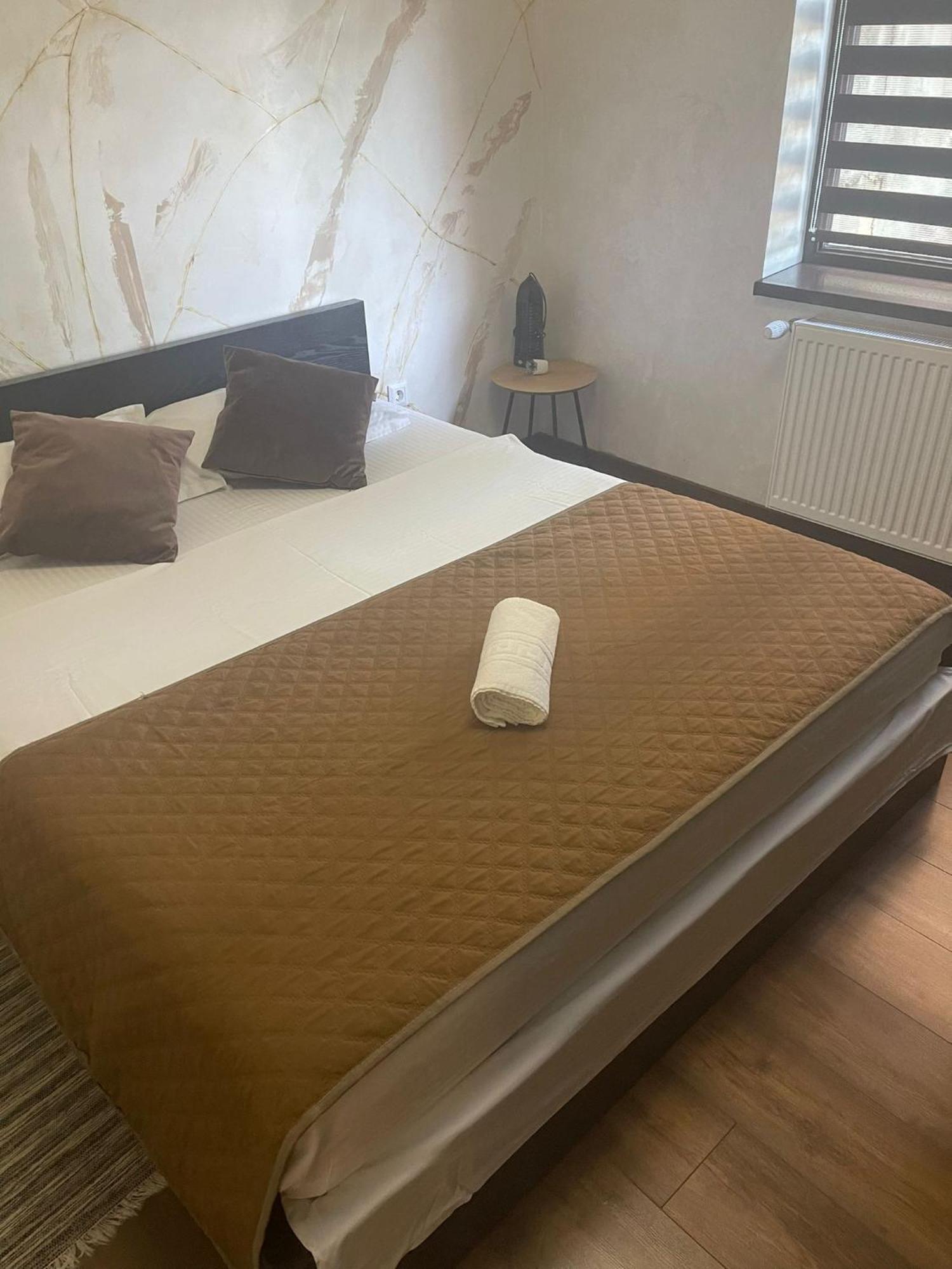 Guest House Târgu Jiu Екстериор снимка
