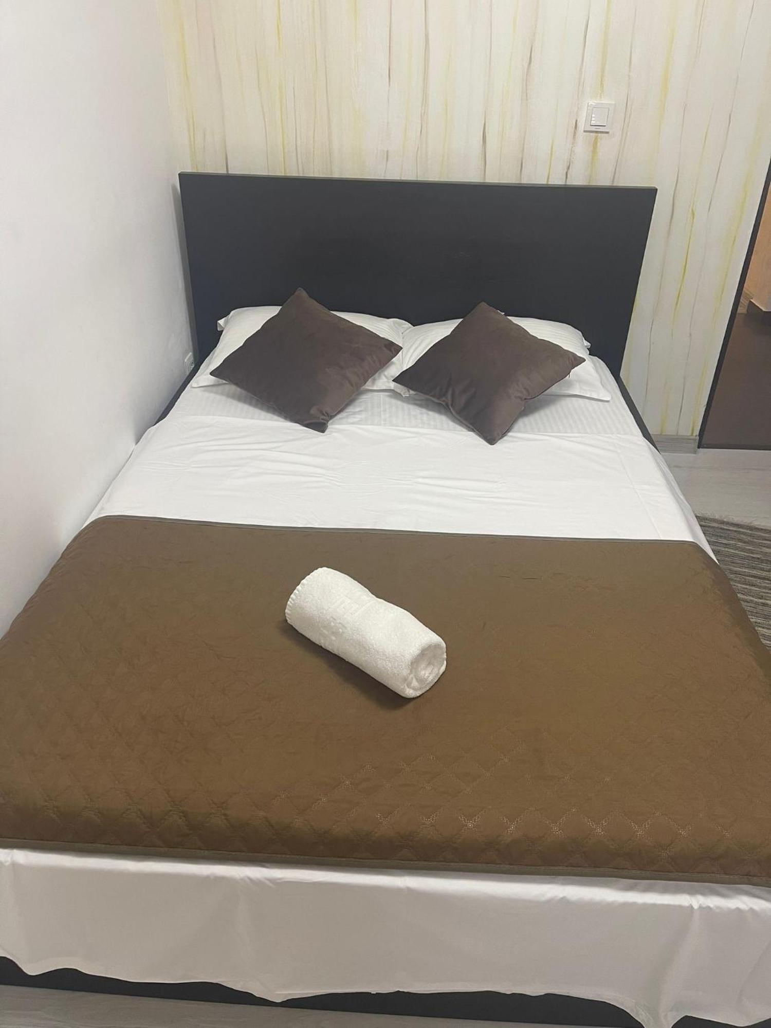Guest House Târgu Jiu Екстериор снимка